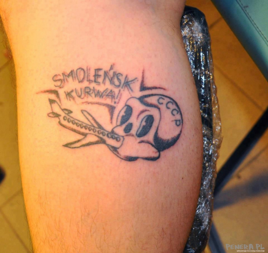 Smoleńsk Kurwa - tatuaż Smoleńsk Kurwa - tatuaż
