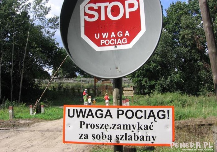 Uwaga pociąg - Proszę zamykać za sobą szlabany! Uwaga pociąg - Proszę zamykać za sobą szlabany!