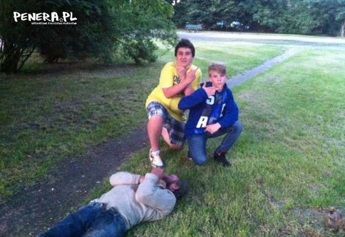 Debilne zdjęcie z ofiarą gwałtu D Debilne zdjęcie z ofiarą gwałtu D