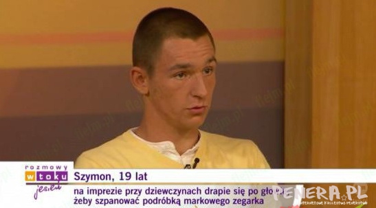 Szymon na imprezie drapie się po głowie żeby Szymon na imprezie drapie się po głowie żeby
