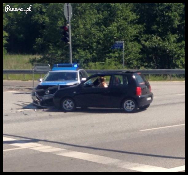 Sama nadziała się na partol policji