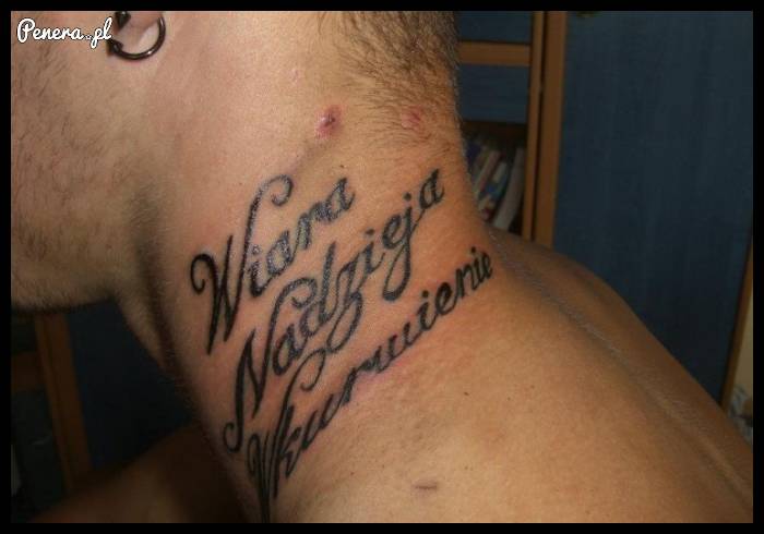 Trzy słowa z debilnego tatuażu