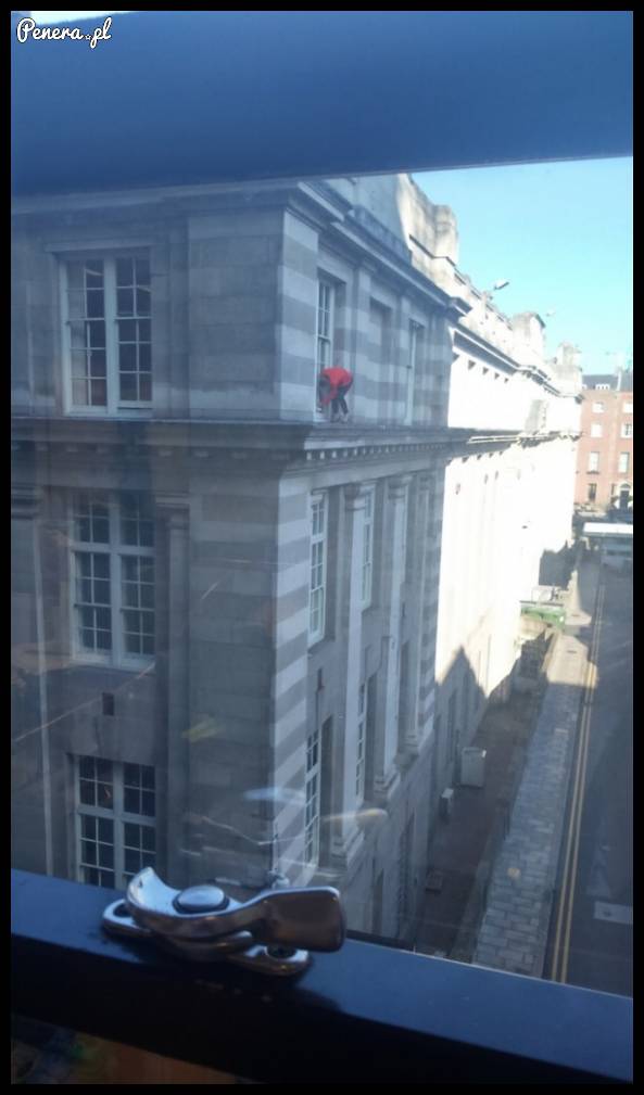 Ktoś tu się mocno wczuł w mycie okien :D