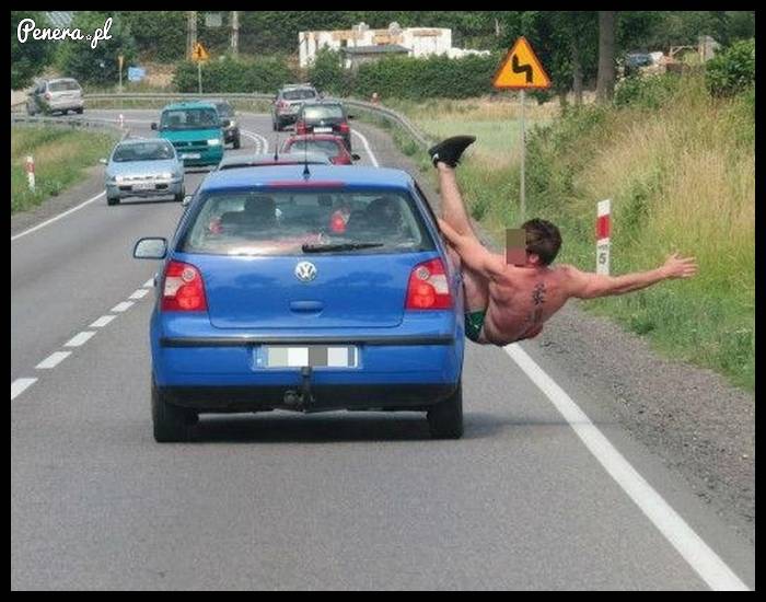 Wisiał za drzwiami auta