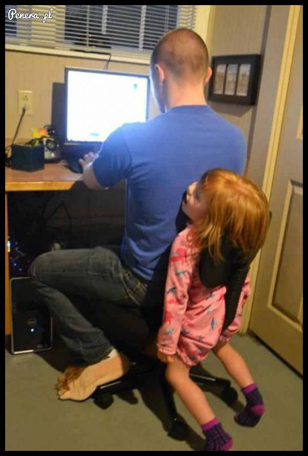 Gdy dzieciak nie chce Ci ustąpić miejsca przed kompem