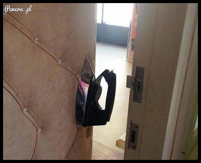 Po co kupować nową klamkę jak można użyć żelazka