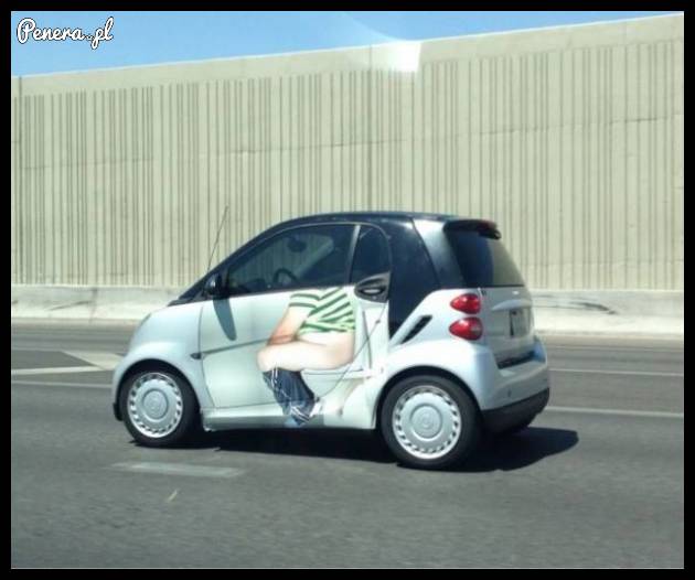 Śmieszek okleił samochód