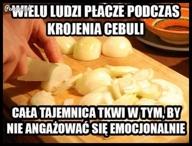 Wielu ludzi płacze podczas krojenia cebuli