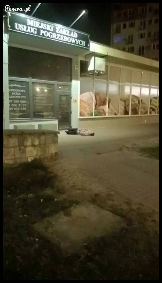 Pierwszy klient czeka na otwarcie :D