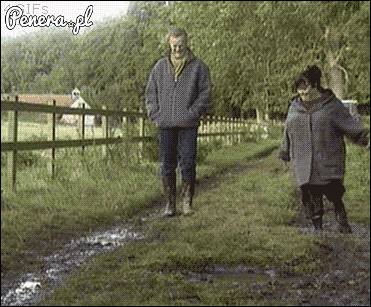 Skok grubej do kałuży