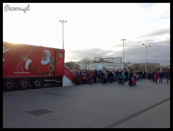 Kolejka po darmową puszkę Coli w Gdyni