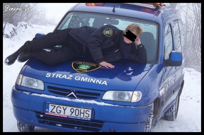 Łania ze Straży Giminnej na swoim wieś mobilu