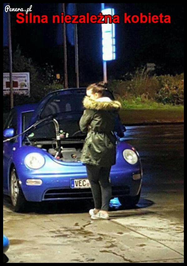 Silna i niezależna kobieta kobieta tankuje samochód