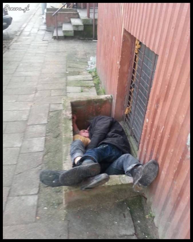 Dwóch amatorów taniego wina i szybka drzemka na mieście