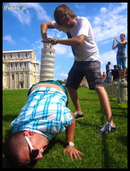 Faceci kontra krzywa wieża w Pizie