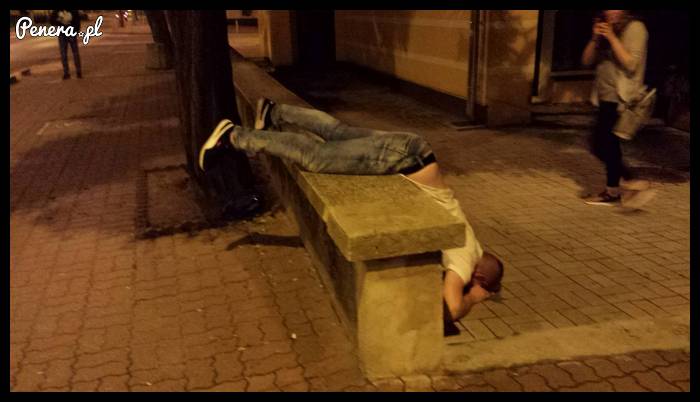 Po imprezie musiał koniecznie odpocząć!