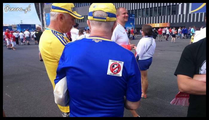 Naklejka na ukraińskim kibicu