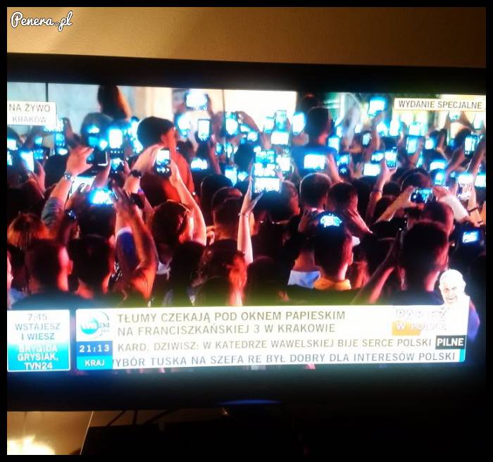 Tłumy czekają pod oknem papieskim!