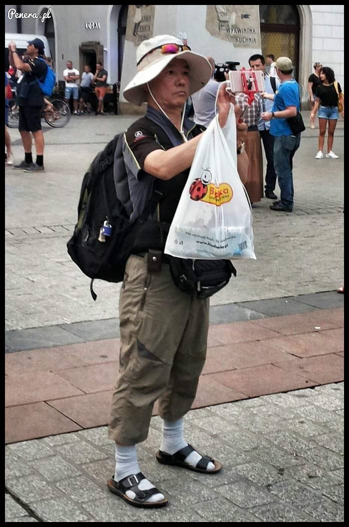 Japończyk z reklamówką Biedronki