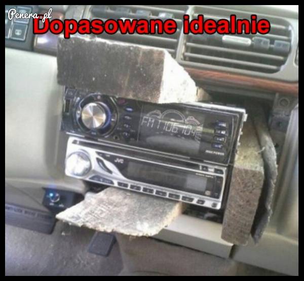 Kiedy po pijaku montujesz z kumplem radio w aucie