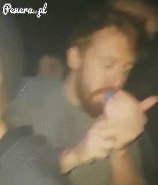 Poczekaj tylko odpalę sobie zapalniczkę