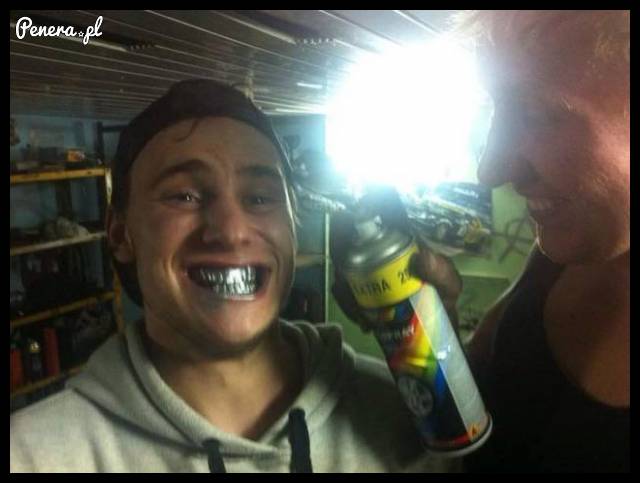 Zawsze chciał mieć srebrne zęby