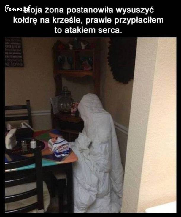 Moja żona postanowiła wysuszyć kołdrę na krześle