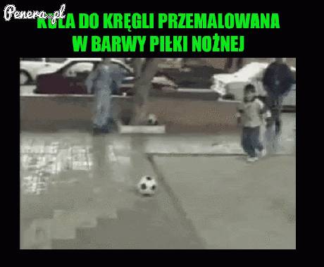 Kula do kręgli przemalowana w barwy piłki nożnej