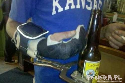 A tak pije piwo gdy mam rękę w gipsie