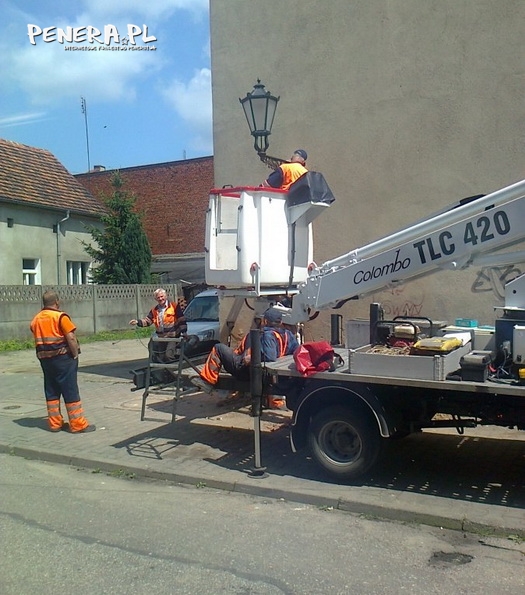 Ilu fachowców potrzeba do wymiany żarówki?