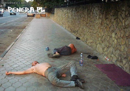 Ciężki kacowy powrót z imprezy Ciężki kacowy powrót z imprezy