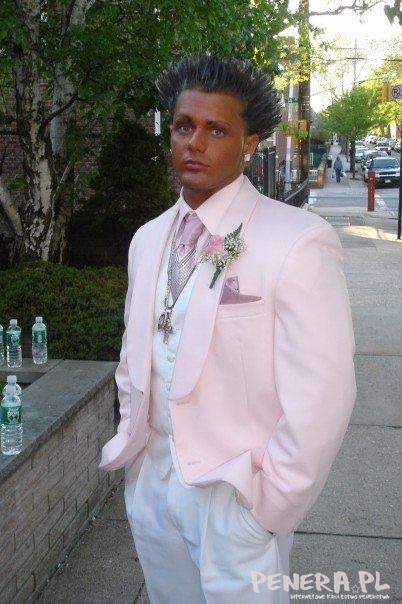 W tym różu i z tą opalenizną jest cudny W tym różu i z tą opalenizną jest cudny