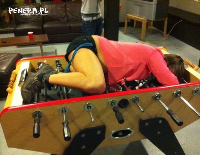 Zasnęła na boisku Zasnęła na boisku