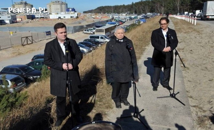 A kurtkę to chyba od Giertycha pożyczył A kurtkę to chyba od Giertycha pożyczył