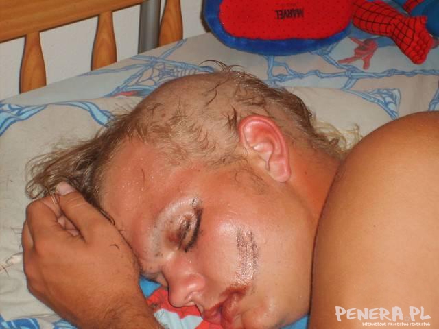 Chyba fryzjer był na imprezi Chyba fryzjer był na imprezi