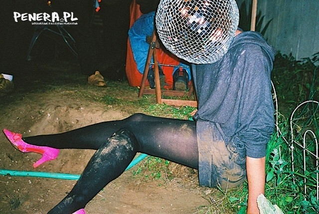 Tymczasem na wiejskiej dyskotece Tymczasem na wiejskiej dyskotece