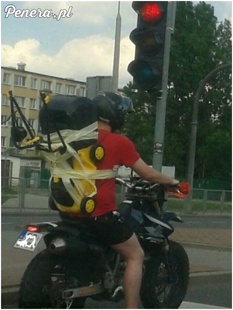 A kosiarkę do trawy na motocyklu wozi się tak