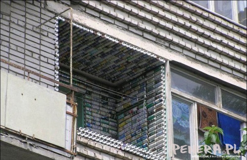 Nierdzewna tapeta na balkonie