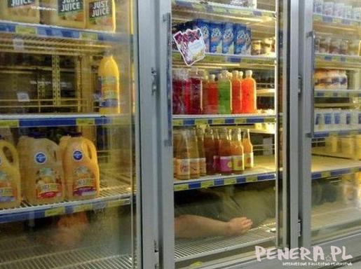 Wejdź do lodówki na stacji i udawaj parówkę Wejdź do lodówki na stacji i udawaj parówkę