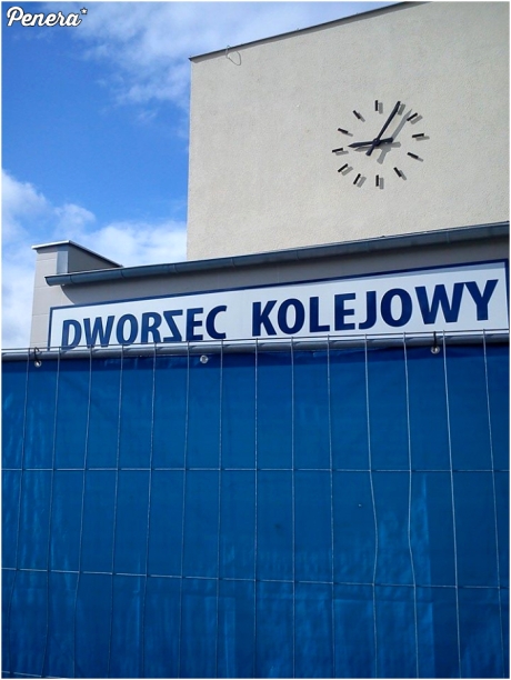 Analfabeta montujący napis na dworcu