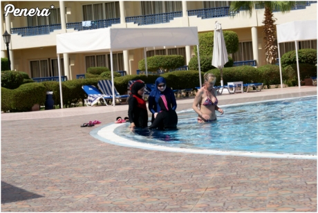 Arabska kobieta na basenie