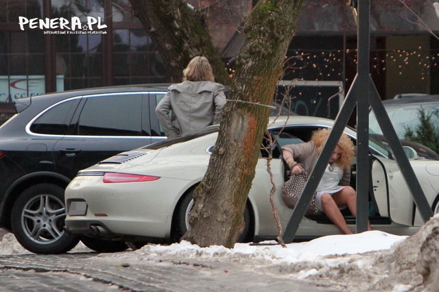 Ledwo wylazła z tego Porsche Ledwo wylazła z tego Porsche