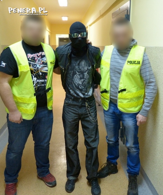 Biegał za dziećmi w kominiarce