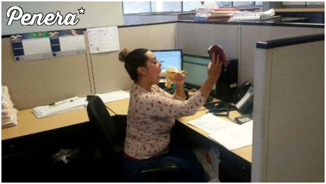 Biurowa samojebka z bananem