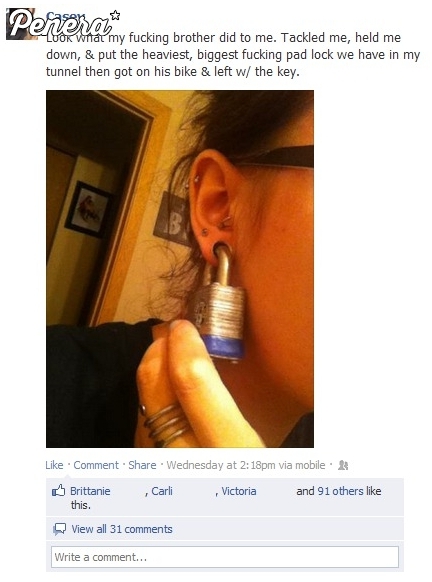 Braciszek zrobił jej żarcik z kłódką