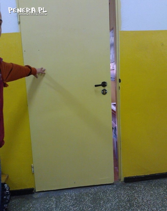 Woźny wie jak dopasować drzwi Woźny wie jak dopasować drzwi