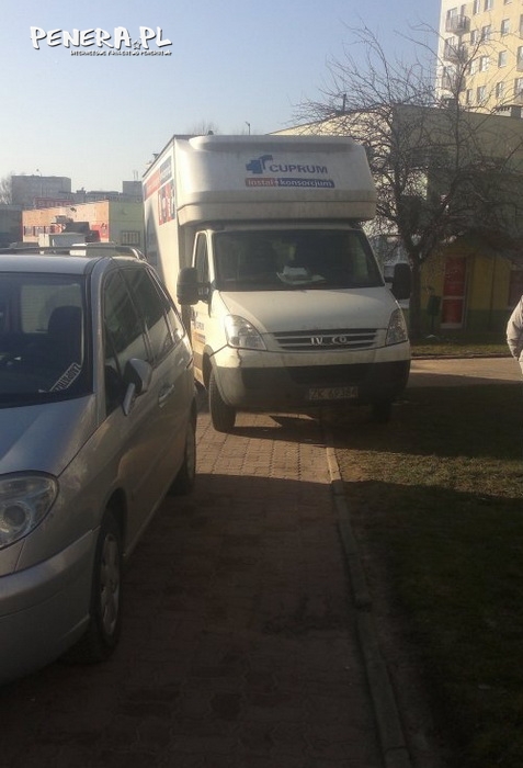 Myśli że jak jest duży to wszędzie może parkować Myśli że jak jest duży to wszędzie może parkować