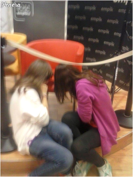 Całowanie krzesła na którym siedział Kwiatkowski