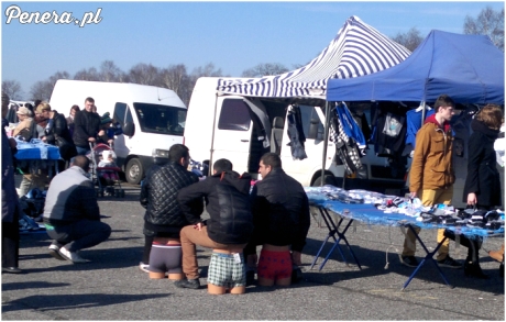 Chłopaki w gaciach na targowisku