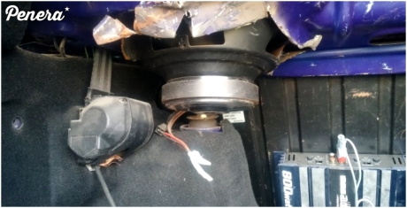 Chyba otwieraczem do konserw zrobił tę dziurę :D